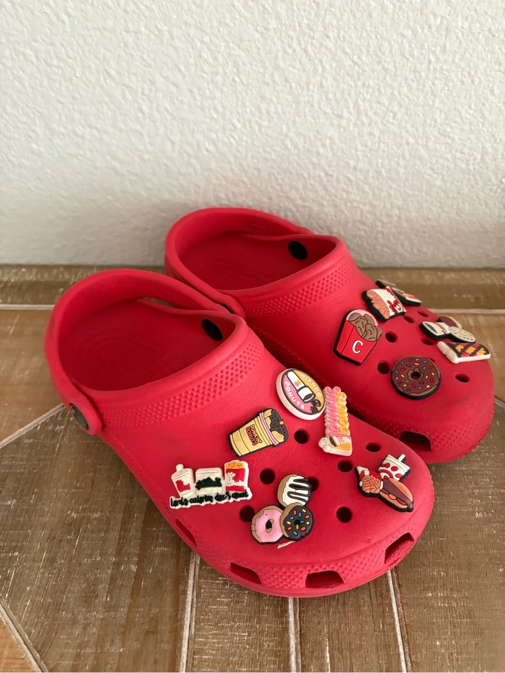 Crocs Kids Red Clog Sandals Fun Charms Chick-fil-A Dunkin Donuts Size Youth 4